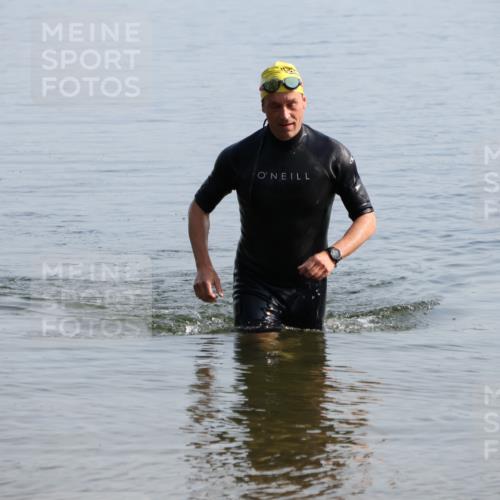 15.06.2025 - 27. Vierlanden-Triathlon Lena Gebhardt http://msf.ph/oto/8047654 15.06.2025 08:51:04 Schwimmen 90 meine-sportfotos.de