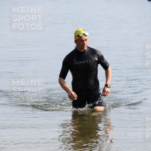 15.06.2025 - 27. Vierlanden-Triathlon Lena Gebhardt http://msf.ph/oto/8047656 15.06.2025 08:51:05 Schwimmen 90 meine-sportfotos.de
