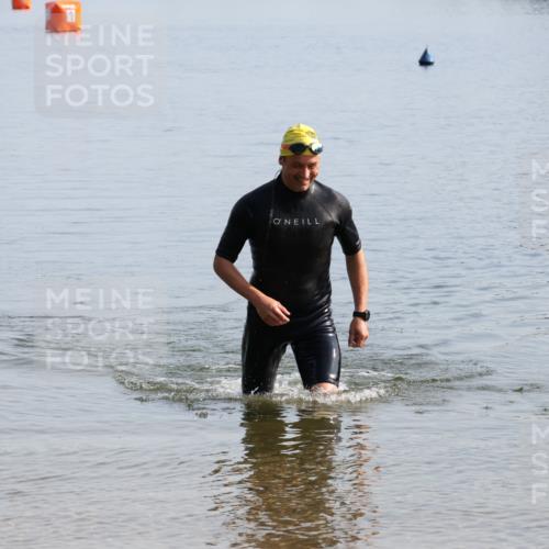 15.06.2025 - 27. Vierlanden-Triathlon Lena Gebhardt http://msf.ph/oto/8047659 15.06.2025 08:51:06 Schwimmen 90 meine-sportfotos.de
