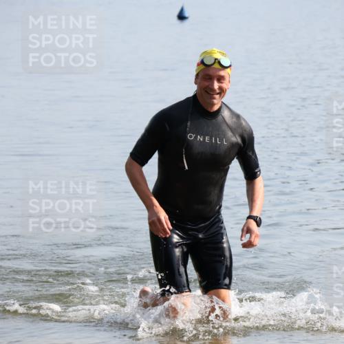 15.06.2025 - 27. Vierlanden-Triathlon Lena Gebhardt http://msf.ph/oto/8047663 15.06.2025 08:51:08 Schwimmen 90 meine-sportfotos.de