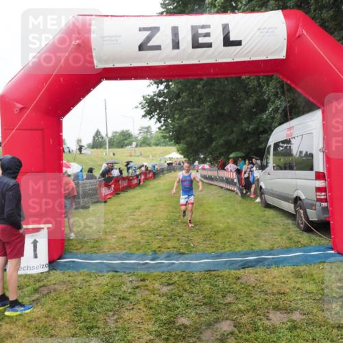 21.06.2025 - 27. Vierlanden-Triathlon MichiJ http://msf.ph/oto/8047664 15.06.2026 14:14:09 Ziel 1280 meine-sportfotos.de