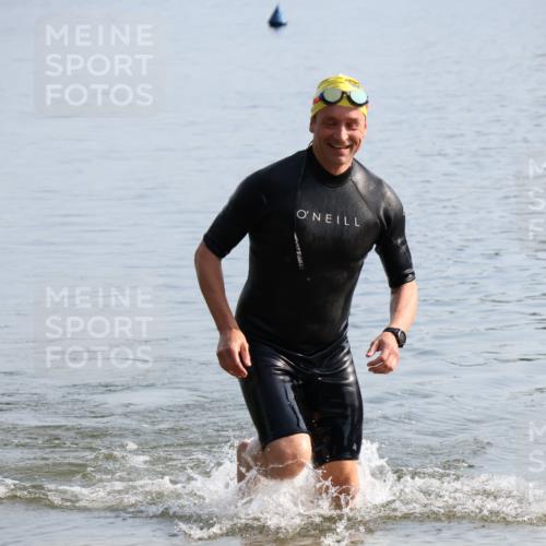 15.06.2025 - 27. Vierlanden-Triathlon Lena Gebhardt http://msf.ph/oto/8047665 15.06.2025 08:51:08 Schwimmen 90 meine-sportfotos.de