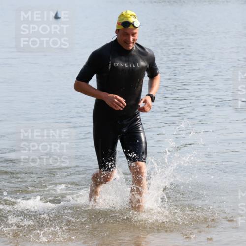 15.06.2025 - 27. Vierlanden-Triathlon Lena Gebhardt http://msf.ph/oto/8047667 15.06.2025 08:51:08 Schwimmen 90 meine-sportfotos.de