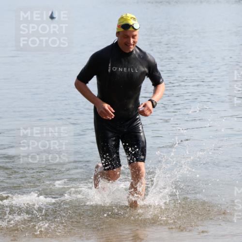 15.06.2025 - 27. Vierlanden-Triathlon Lena Gebhardt http://msf.ph/oto/8047669 15.06.2025 08:51:08 Schwimmen 90 meine-sportfotos.de