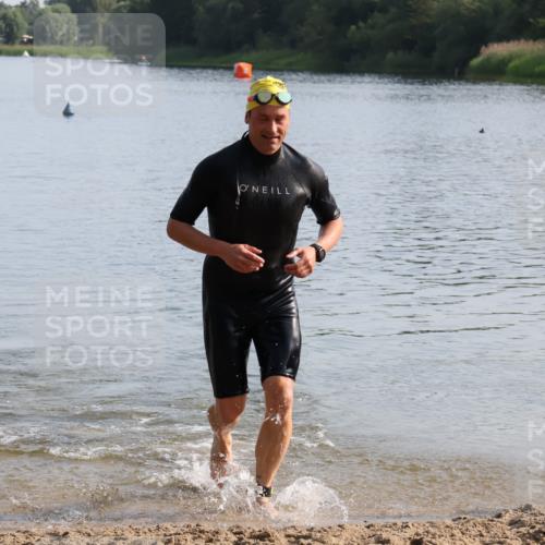 15.06.2025 - 27. Vierlanden-Triathlon Lena Gebhardt http://msf.ph/oto/8047671 15.06.2025 08:51:09 Schwimmen 90 meine-sportfotos.de