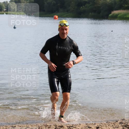 15.06.2025 - 27. Vierlanden-Triathlon Lena Gebhardt http://msf.ph/oto/8047673 15.06.2025 08:51:09 Schwimmen 90 meine-sportfotos.de