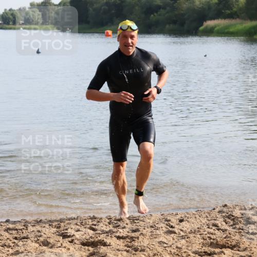 15.06.2025 - 27. Vierlanden-Triathlon Lena Gebhardt http://msf.ph/oto/8047674 15.06.2025 08:51:10 Schwimmen 90 meine-sportfotos.de