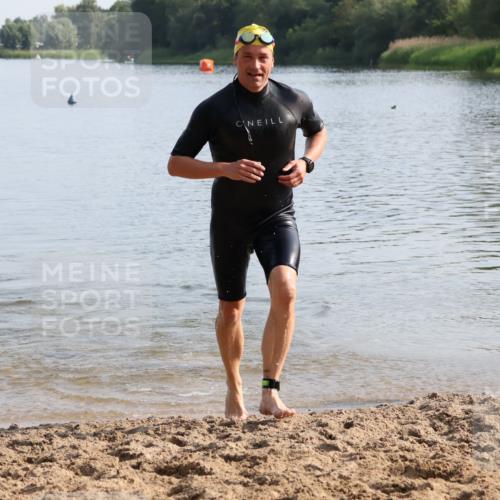 15.06.2025 - 27. Vierlanden-Triathlon Lena Gebhardt http://msf.ph/oto/8047676 15.06.2025 08:51:10 Schwimmen 90 meine-sportfotos.de