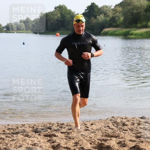 15.06.2025 - 27. Vierlanden-Triathlon Lena Gebhardt http://msf.ph/oto/8047678 15.06.2025 08:51:10 Schwimmen 90 meine-sportfotos.de