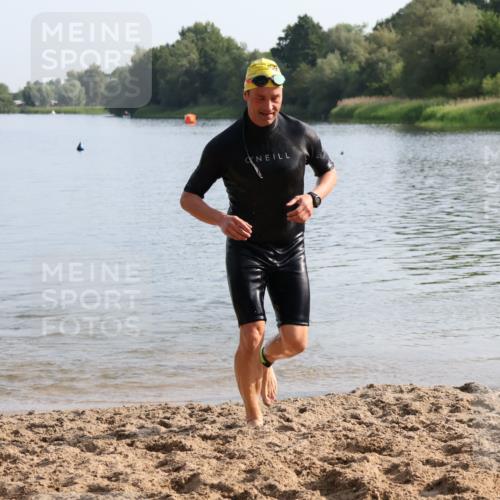 15.06.2025 - 27. Vierlanden-Triathlon Lena Gebhardt http://msf.ph/oto/8047680 15.06.2025 08:51:10 Schwimmen 90 meine-sportfotos.de