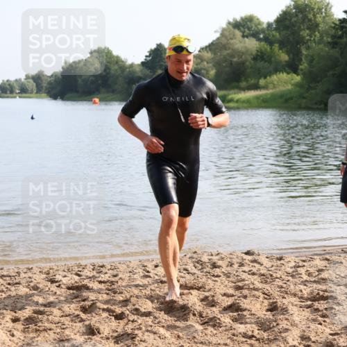 15.06.2025 - 27. Vierlanden-Triathlon Lena Gebhardt http://msf.ph/oto/8047683 15.06.2025 08:51:11 Schwimmen 90 meine-sportfotos.de