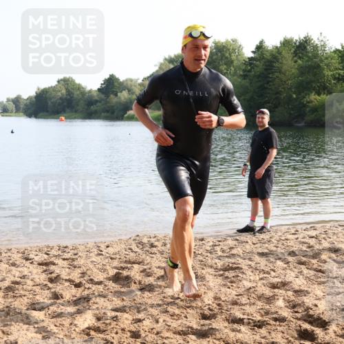 15.06.2025 - 27. Vierlanden-Triathlon Lena Gebhardt http://msf.ph/oto/8047686 15.06.2025 08:51:12 Schwimmen 90 meine-sportfotos.de