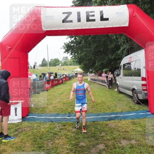 21.06.2025 - 27. Vierlanden-Triathlon MichiJ http://msf.ph/oto/8047687 15.06.2026 14:14:11 Ziel 1280 meine-sportfotos.de