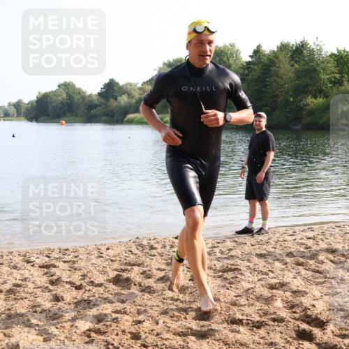 15.06.2025 - 27. Vierlanden-Triathlon Lena Gebhardt http://msf.ph/oto/8047688 15.06.2025 08:51:12 Schwimmen 90 meine-sportfotos.de