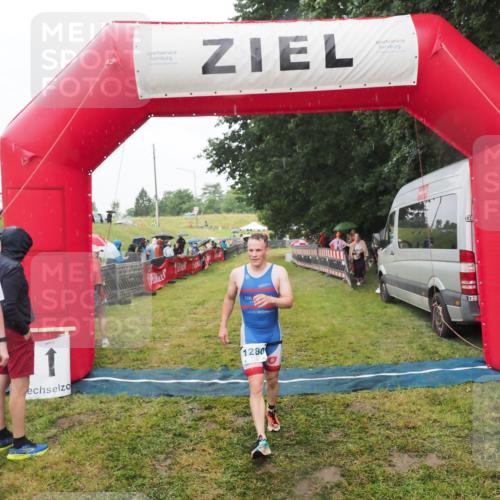 21.06.2025 - 27. Vierlanden-Triathlon MichiJ http://msf.ph/oto/8047691 15.06.2026 14:14:11 Ziel 1280 meine-sportfotos.de