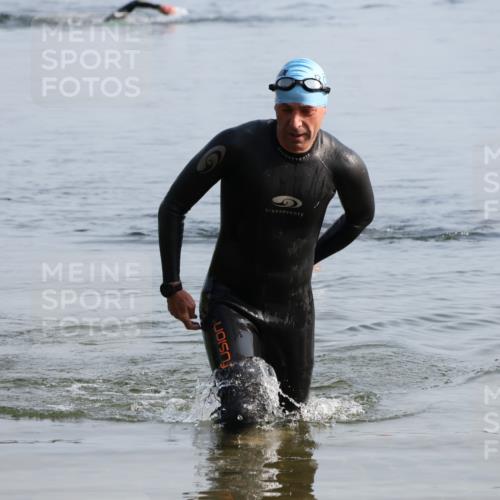 15.06.2025 - 27. Vierlanden-Triathlon Lena Gebhardt http://msf.ph/oto/8047699 15.06.2025 08:52:23 Schwimmen 163 meine-sportfotos.de