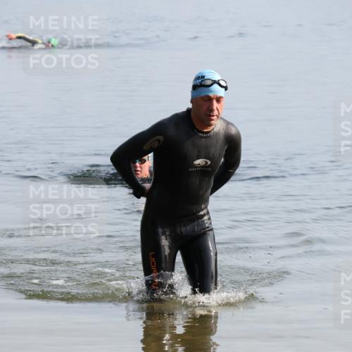 15.06.2025 - 27. Vierlanden-Triathlon Lena Gebhardt http://msf.ph/oto/8047703 15.06.2025 08:52:24 Schwimmen 163 meine-sportfotos.de