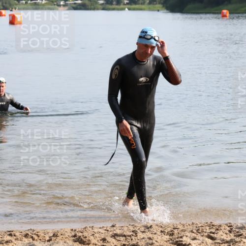 15.06.2025 - 27. Vierlanden-Triathlon Lena Gebhardt http://msf.ph/oto/8047705 15.06.2025 08:52:28 Schwimmen 163 meine-sportfotos.de