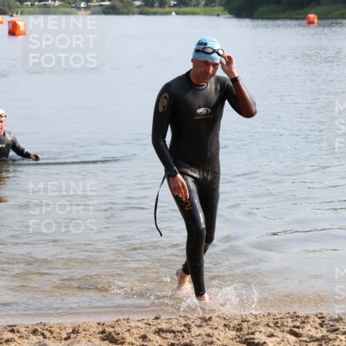15.06.2025 - 27. Vierlanden-Triathlon Lena Gebhardt http://msf.ph/oto/8047706 15.06.2025 08:52:28 Schwimmen 163 meine-sportfotos.de