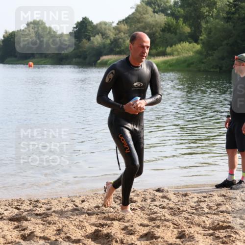 15.06.2025 - 27. Vierlanden-Triathlon Lena Gebhardt http://msf.ph/oto/8047708 15.06.2025 08:52:31 Schwimmen 163 meine-sportfotos.de