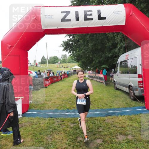 21.06.2025 - 27. Vierlanden-Triathlon MichiJ http://msf.ph/oto/8047719 15.06.2026 14:14:32 Ziel 1167 meine-sportfotos.de