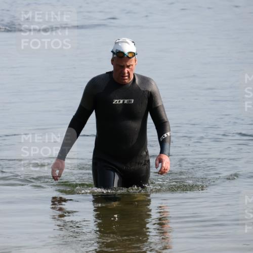 15.06.2025 - 27. Vierlanden-Triathlon Lena Gebhardt http://msf.ph/oto/8047721 15.06.2025 08:52:35 Schwimmen 163 meine-sportfotos.de