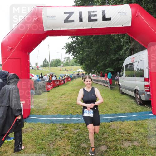 21.06.2025 - 27. Vierlanden-Triathlon MichiJ http://msf.ph/oto/8047722 15.06.2026 14:14:32 Ziel 1167 meine-sportfotos.de