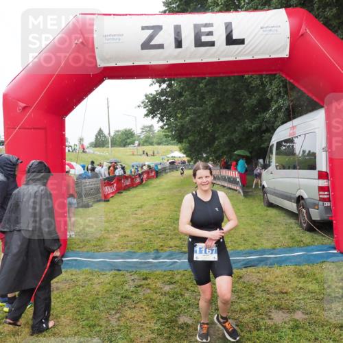 21.06.2025 - 27. Vierlanden-Triathlon MichiJ http://msf.ph/oto/8047724 15.06.2026 14:14:32 Ziel 1167 meine-sportfotos.de
