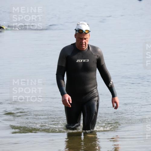 15.06.2025 - 27. Vierlanden-Triathlon Lena Gebhardt http://msf.ph/oto/8047725 15.06.2025 08:52:37 Schwimmen 163 meine-sportfotos.de
