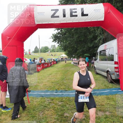 21.06.2025 - 27. Vierlanden-Triathlon MichiJ http://msf.ph/oto/8047729 15.06.2026 14:14:33 Ziel 1167 meine-sportfotos.de