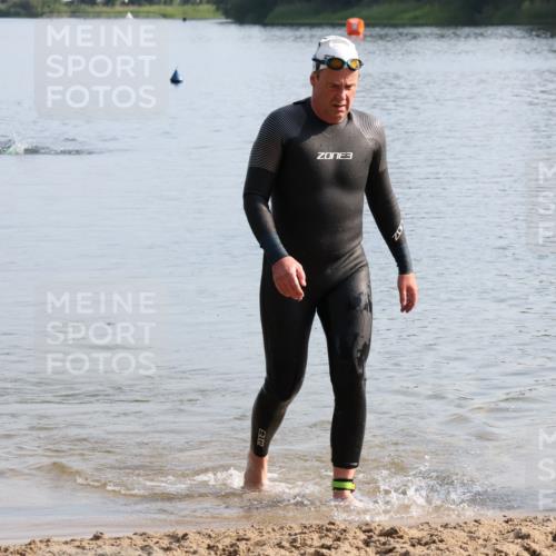 15.06.2025 - 27. Vierlanden-Triathlon Lena Gebhardt http://msf.ph/oto/8047730 15.06.2025 08:52:42 Schwimmen 98, 163, 233 meine-sportfotos.de
