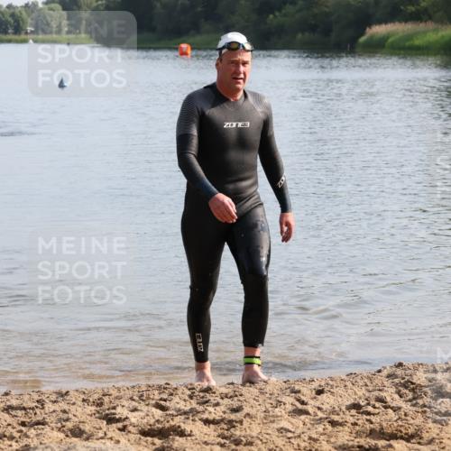15.06.2025 - 27. Vierlanden-Triathlon Lena Gebhardt http://msf.ph/oto/8047734 15.06.2025 08:52:43 Schwimmen 98, 163, 233 meine-sportfotos.de