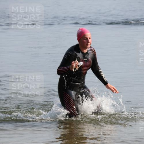 15.06.2025 - 27. Vierlanden-Triathlon Lena Gebhardt http://msf.ph/oto/8047738 15.06.2025 08:52:46 Schwimmen 98, 233 meine-sportfotos.de