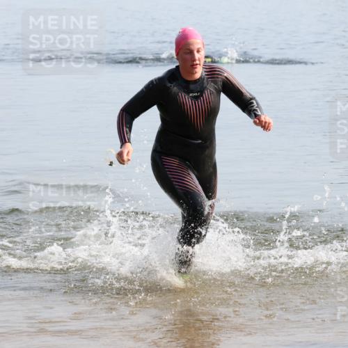 15.06.2025 - 27. Vierlanden-Triathlon Lena Gebhardt http://msf.ph/oto/8047747 15.06.2025 08:52:47 Schwimmen 98, 233 meine-sportfotos.de