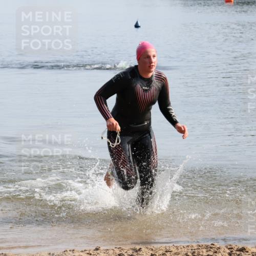 15.06.2025 - 27. Vierlanden-Triathlon Lena Gebhardt http://msf.ph/oto/8047749 15.06.2025 08:52:48 Schwimmen 98, 233 meine-sportfotos.de