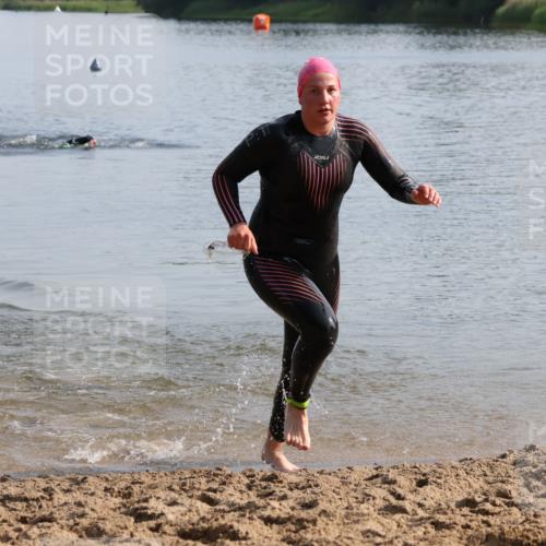 15.06.2025 - 27. Vierlanden-Triathlon Lena Gebhardt http://msf.ph/oto/8047755 15.06.2025 08:52:49 Schwimmen 98, 233 meine-sportfotos.de