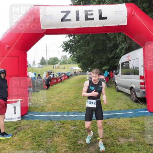 21.06.2025 - 27. Vierlanden-Triathlon MichiJ http://msf.ph/oto/8047758 15.06.2026 14:14:45 Ziel 1164, 1312 meine-sportfotos.de