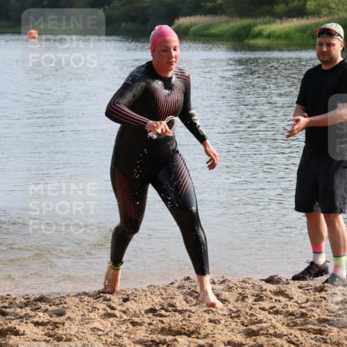 15.06.2025 - 27. Vierlanden-Triathlon Lena Gebhardt http://msf.ph/oto/8047759 15.06.2025 08:52:49 Schwimmen 98, 233 meine-sportfotos.de