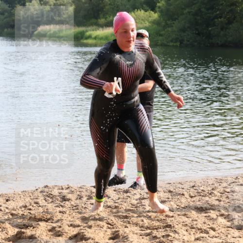 15.06.2025 - 27. Vierlanden-Triathlon Lena Gebhardt http://msf.ph/oto/8047763 15.06.2025 08:52:49 Schwimmen 98, 233 meine-sportfotos.de