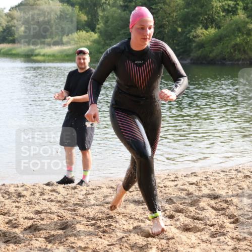 15.06.2025 - 27. Vierlanden-Triathlon Lena Gebhardt http://msf.ph/oto/8047765 15.06.2025 08:52:50 Schwimmen 98, 233 meine-sportfotos.de