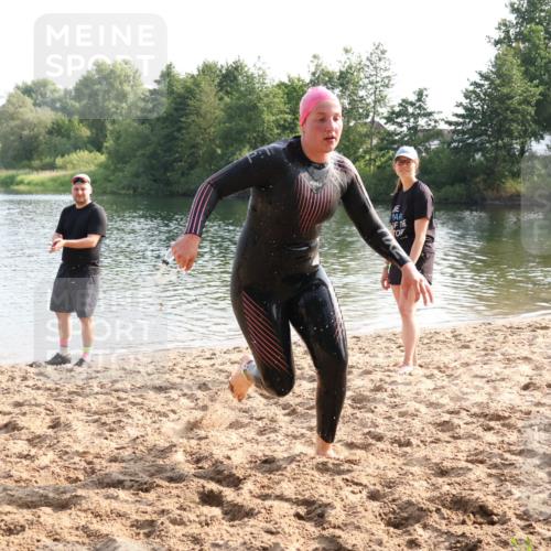 15.06.2025 - 27. Vierlanden-Triathlon Lena Gebhardt http://msf.ph/oto/8047769 15.06.2025 08:52:50 Schwimmen 98, 233 meine-sportfotos.de