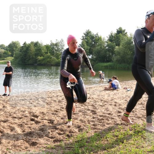 15.06.2025 - 27. Vierlanden-Triathlon Lena Gebhardt http://msf.ph/oto/8047773 15.06.2025 08:52:51 Schwimmen 98, 233 meine-sportfotos.de