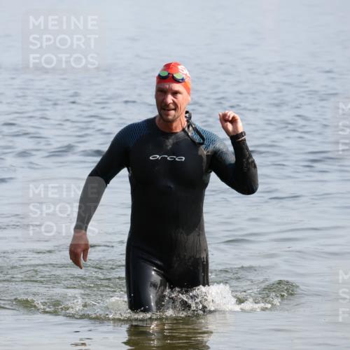 15.06.2025 - 27. Vierlanden-Triathlon Lena Gebhardt http://msf.ph/oto/8047781 15.06.2025 08:53:07 Schwimmen 133 meine-sportfotos.de