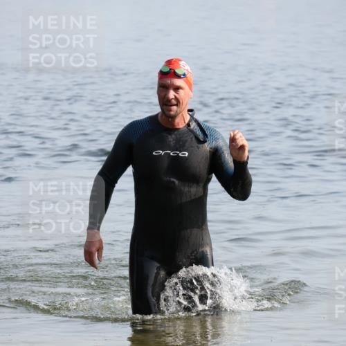 15.06.2025 - 27. Vierlanden-Triathlon Lena Gebhardt http://msf.ph/oto/8047782 15.06.2025 08:53:07 Schwimmen 133 meine-sportfotos.de
