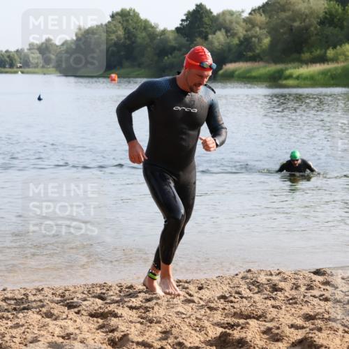 15.06.2025 - 27. Vierlanden-Triathlon Lena Gebhardt http://msf.ph/oto/8047800 15.06.2025 08:53:11 Schwimmen 133, 169 meine-sportfotos.de