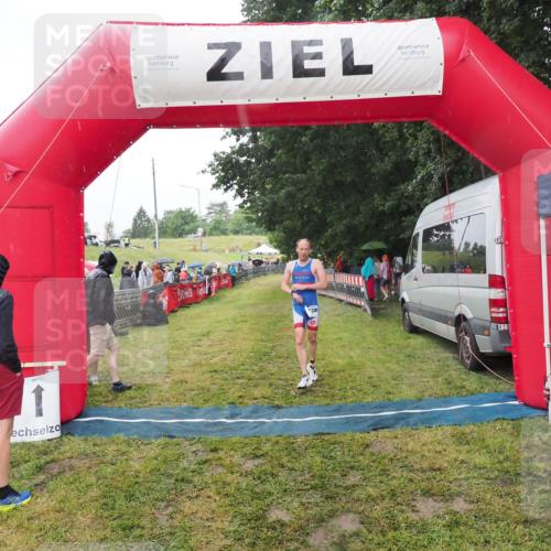 21.06.2025 - 27. Vierlanden-Triathlon MichiJ http://msf.ph/oto/8047801 15.06.2026 14:15:28 Ziel 1278 meine-sportfotos.de