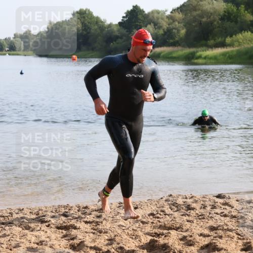15.06.2025 - 27. Vierlanden-Triathlon Lena Gebhardt http://msf.ph/oto/8047802 15.06.2025 08:53:11 Schwimmen 133, 169 meine-sportfotos.de