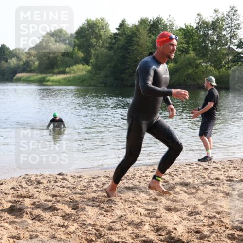 15.06.2025 - 27. Vierlanden-Triathlon Lena Gebhardt http://msf.ph/oto/8047804 15.06.2025 08:53:12 Schwimmen 133, 169 meine-sportfotos.de
