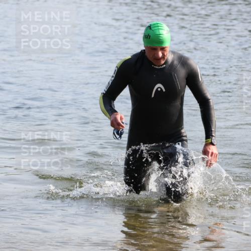 15.06.2025 - 27. Vierlanden-Triathlon Lena Gebhardt http://msf.ph/oto/8047812 15.06.2025 08:53:17 Schwimmen 133, 162, 169 meine-sportfotos.de