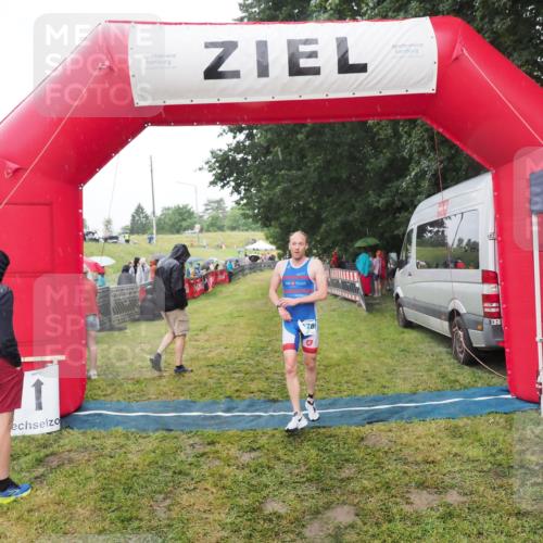21.06.2025 - 27. Vierlanden-Triathlon MichiJ http://msf.ph/oto/8047813 15.06.2026 14:15:29 Ziel 1278 meine-sportfotos.de